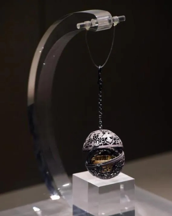 陕西历史博物馆藏葡萄花鸟纹银香囊立体镂空纹样_1