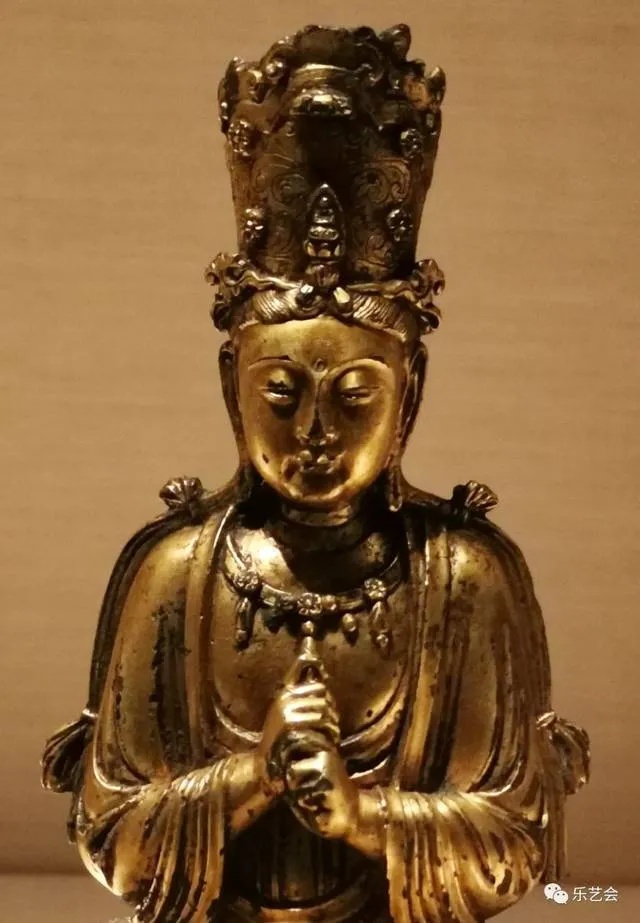 铜鎏金阿嵯耶观音立像侧面细节展现衣纹流畅_2