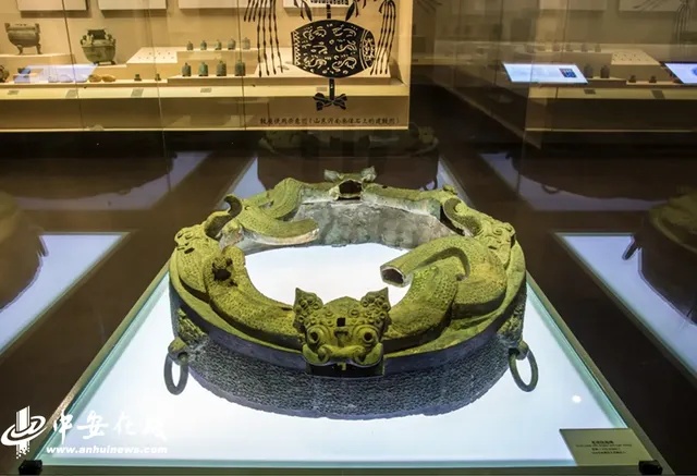 安徽博物院龙虎纹四环铜鼓座龙虎浮雕与四环细节_1