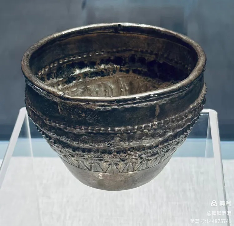 西双版纳民族博物馆展出的唐蝉珠纹银钵文物细节_1