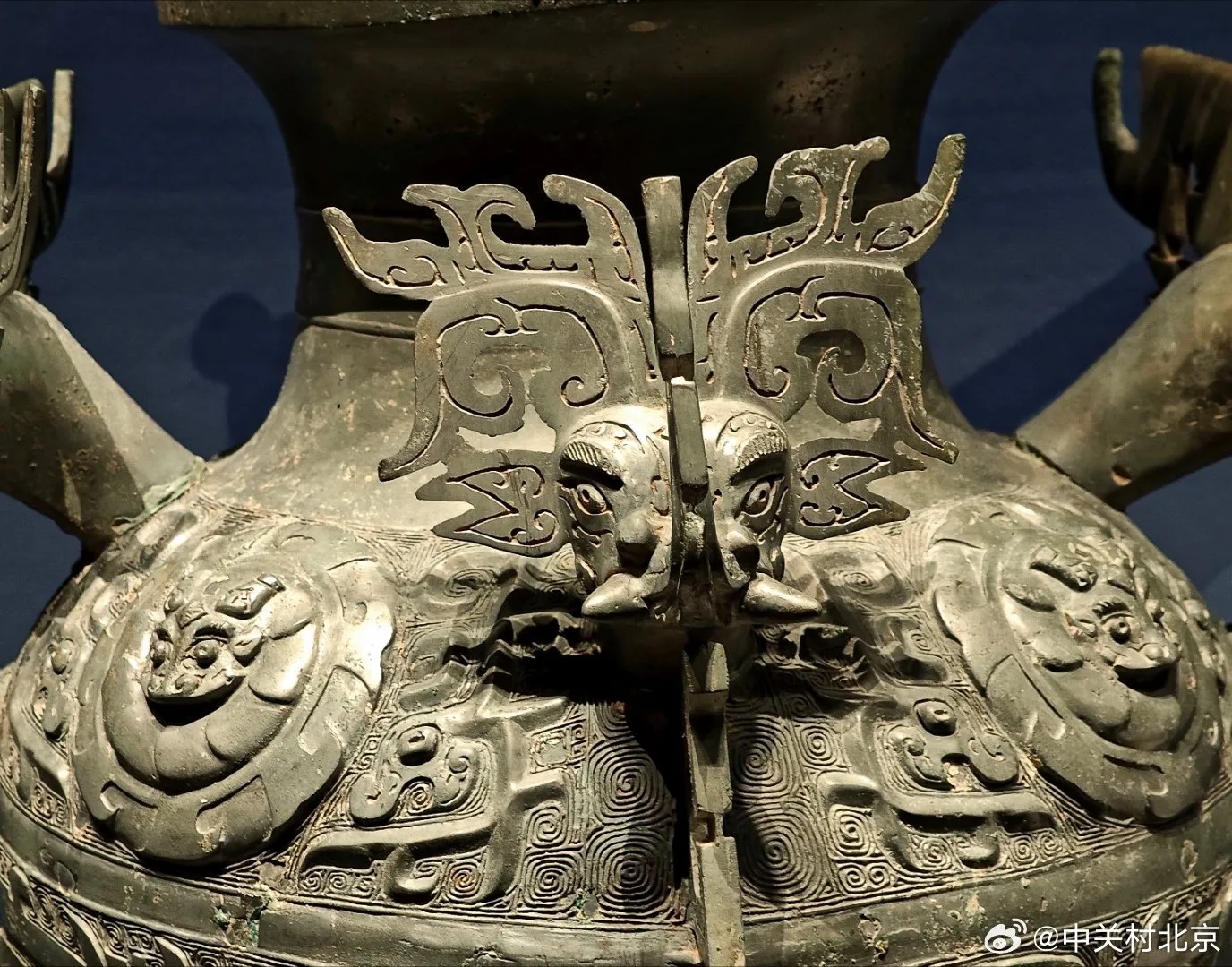 西周象首耳卷体夔纹铜罍青铜酒器正面全景_1