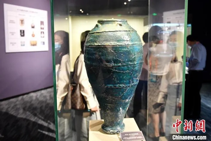 福建博物院孔雀蓝釉陶瓶展现五代三耳幡幢纹样_1