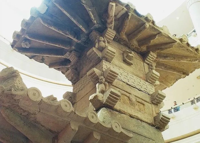 汉代乌杨汉阙局部斗拱结构与精美雕刻展示_2