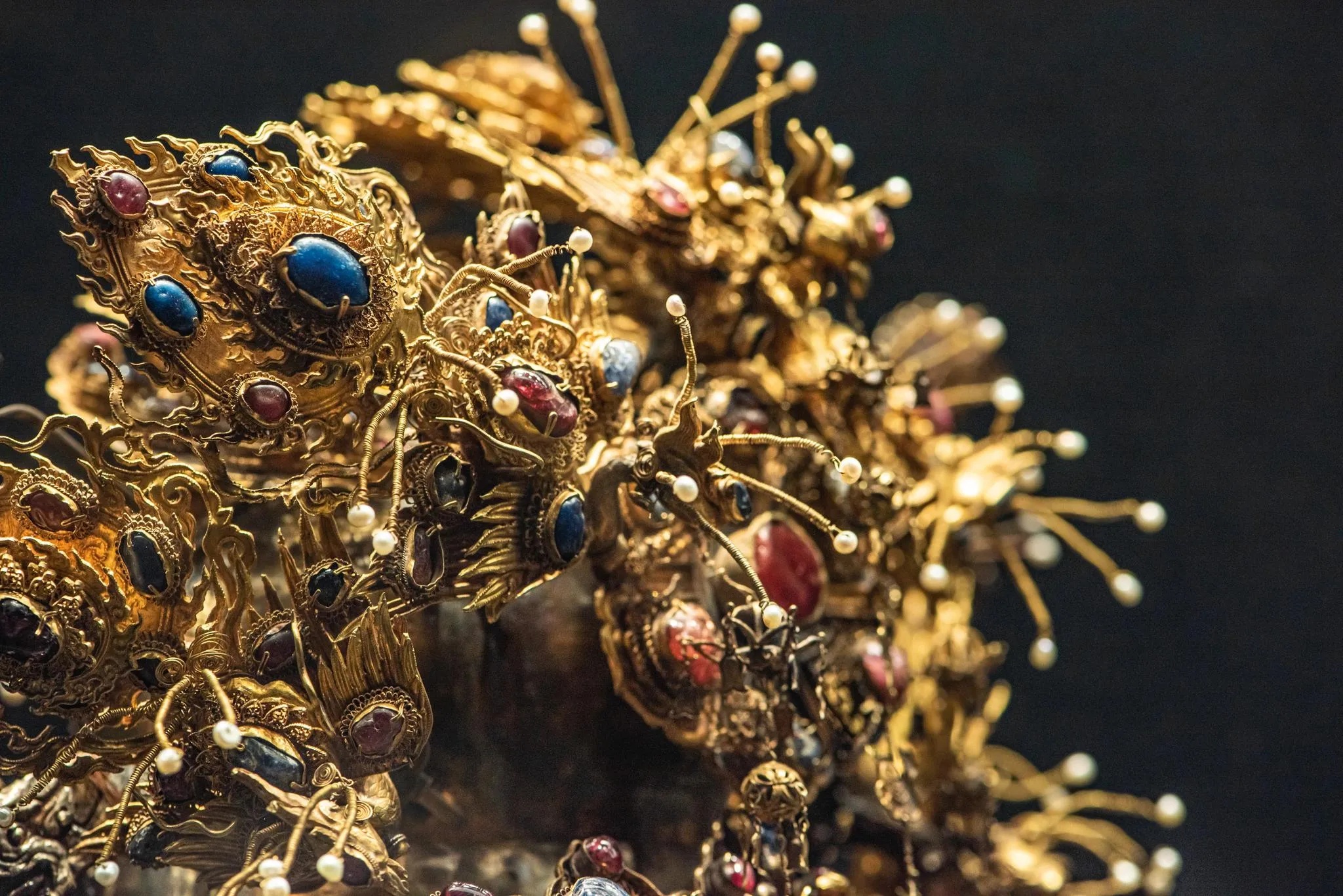 明代金镶宝五凤冠银质帽框与金片錾刻龙凤纹饰_1