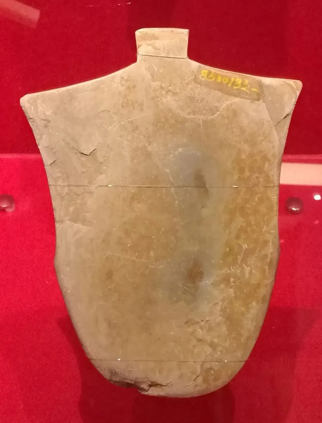 广西博物馆束腰形斜肩大石铲呈浅黄色带自然纹理_1