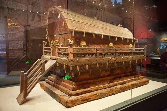 内蒙古博物院辽代彩绘木棺整体外观展示_1