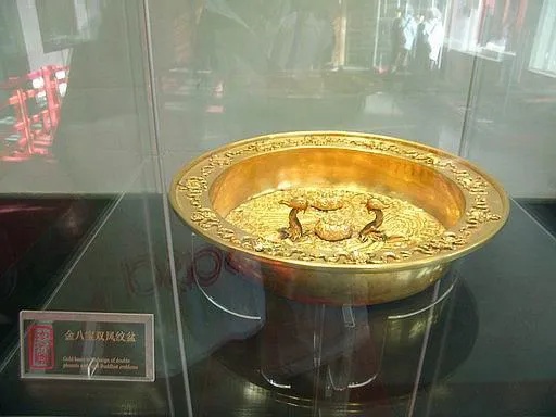 沈阳故宫博物院鎏金银鞍桥文物银质鎏金马具全景_2