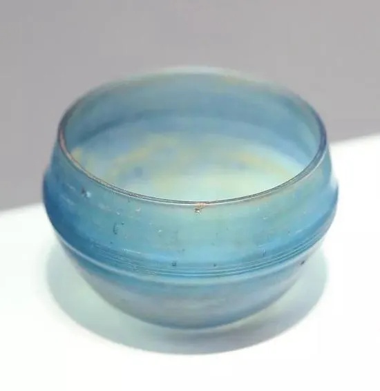 广西博物馆淡青色弦纹玻璃杯展敛口弧腹造型_1