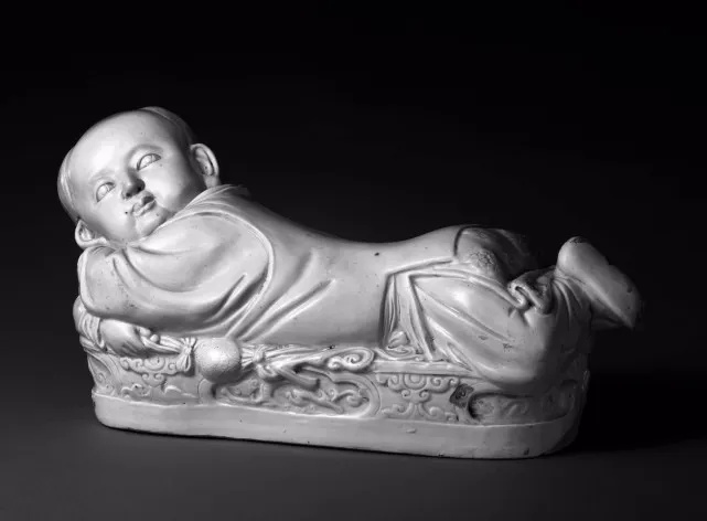 香港故宫文化博物馆展出的定窑白釉孩儿枕_1