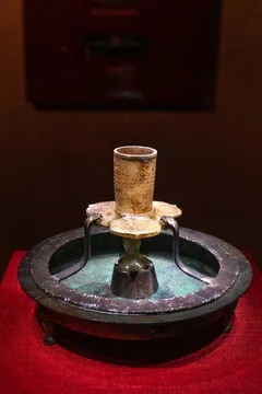 西汉铜承盘高足玉杯展现金玉结合的精美工艺_1