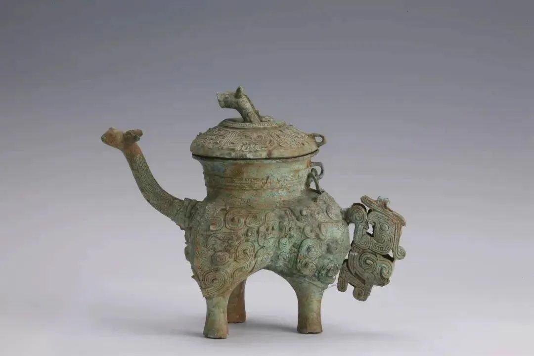 西周铜盉龙首壶嘴三足分立造型_1