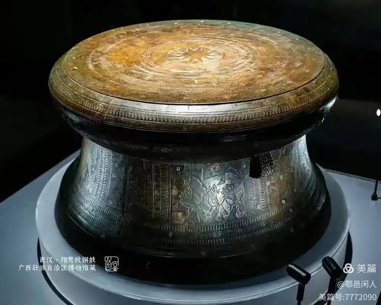 西汉翔鹭纹铜鼓展翅白鹭纹饰清晰可见_1