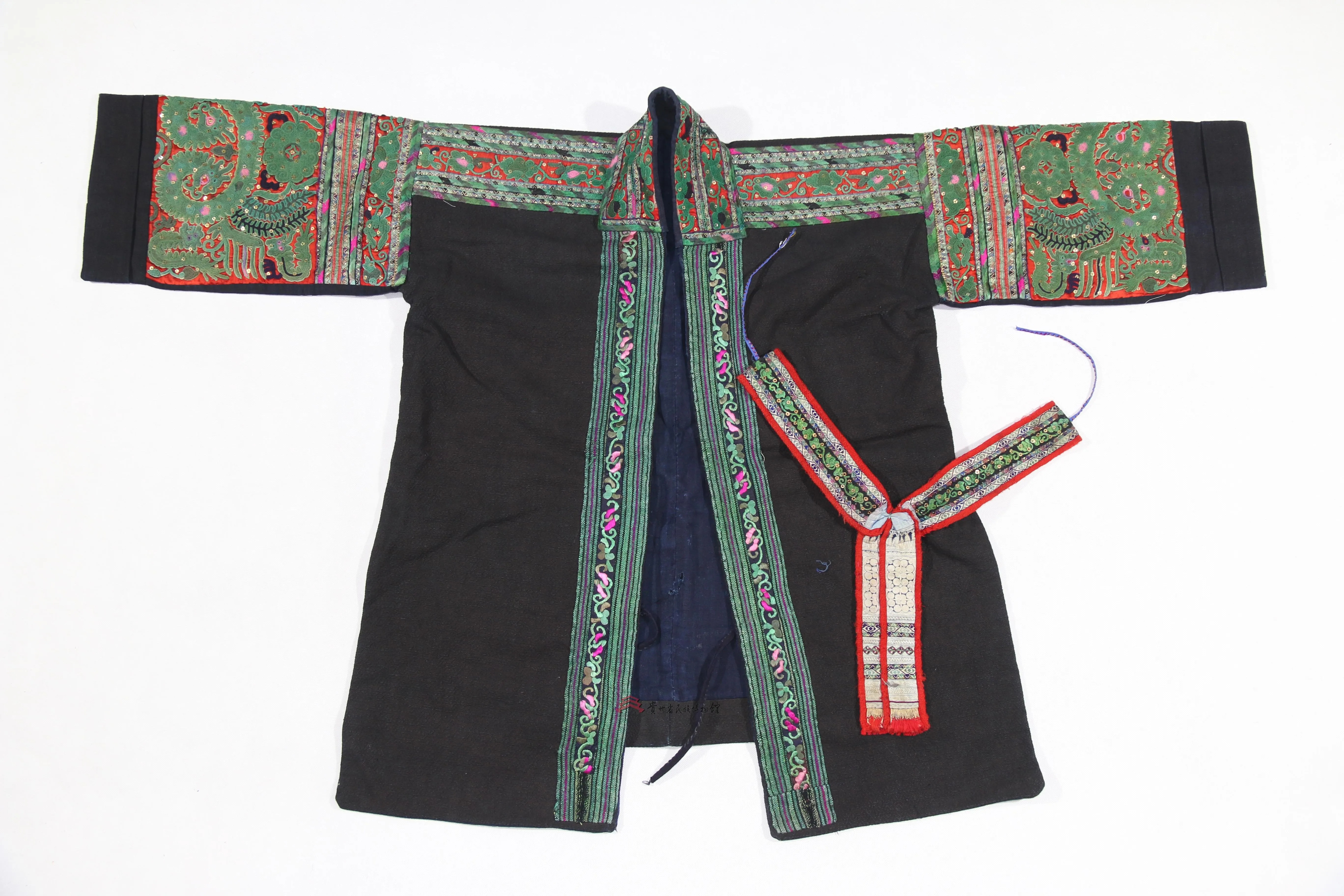 民国丹寨扬武苗族刺绣对襟衣黑色底布配红绿纹样_1