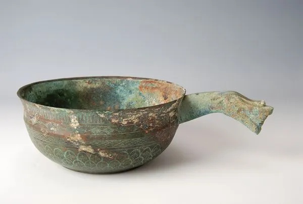 龙首羽纹铜魁侧面呈现西汉青铜器的流畅线条与纹饰_2