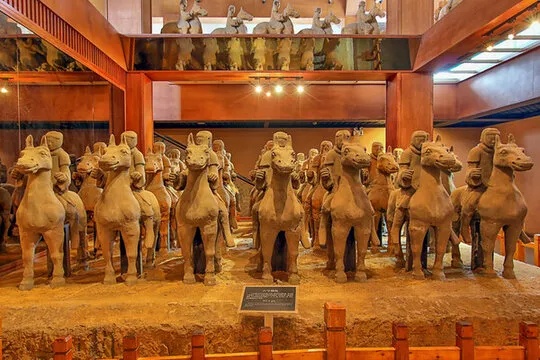 徐州汉兵马俑博物馆兵马俑陈列展示骑马俑与步兵俑布局清晰_1