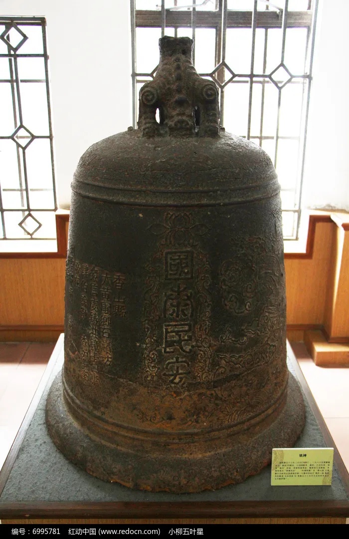 中山市博物馆乾隆铁钟双兽头钮与莲瓣纹细节_1