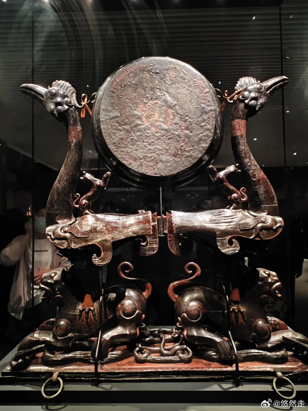 湖北省博物馆虎座鸟架鼓展现卧虎立凤悬鼓结构_1