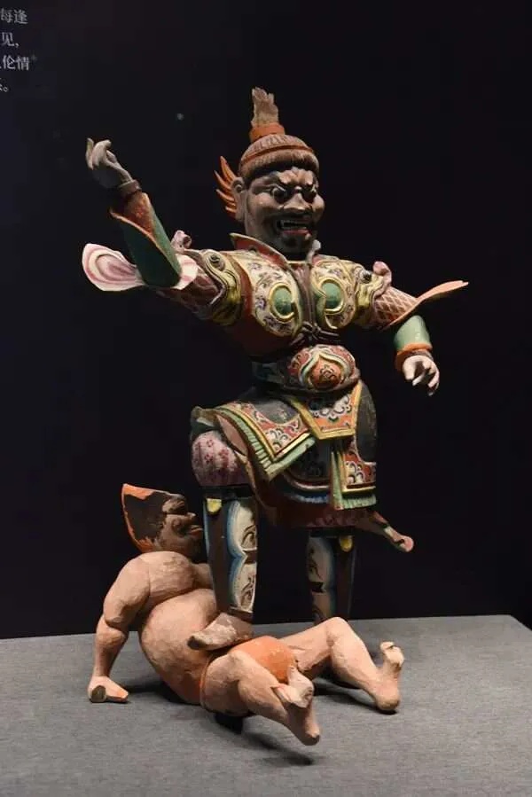 唐代彩绘天王踏鬼木俑立像细节_1