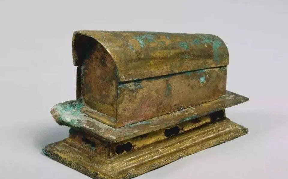 大波那木椁铜棺展现战国鹰虎纹饰与干栏式结构_1