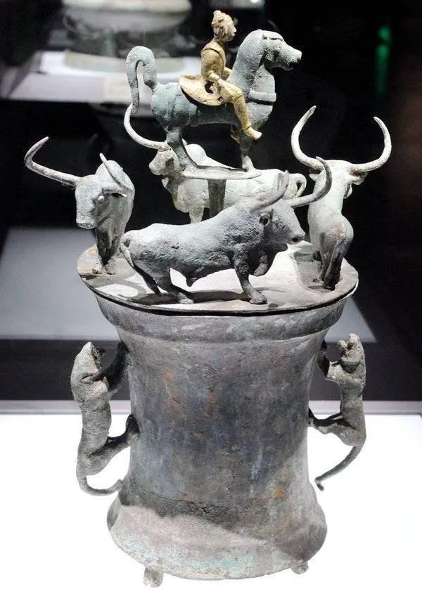 鎏金骑士贮贝器在展厅灯光下的立体造型展示_2