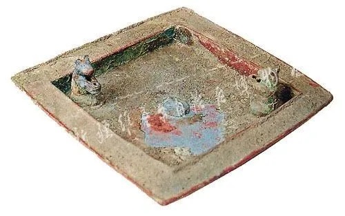 新疆博物馆双熊铜方盘两熊相对而坐的方形铜盘_2