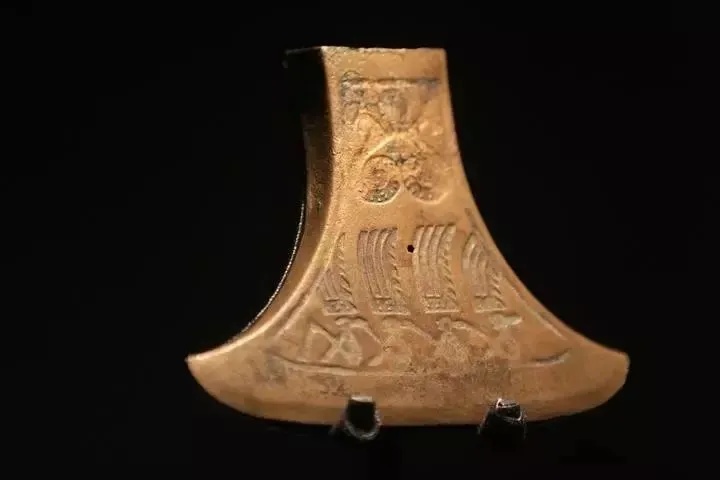 宁波博物馆羽人竞渡纹铜钺展示双龙相向与竞渡纹饰细节_1