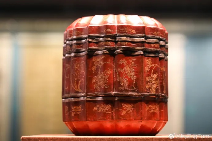 南宋朱漆戗金莲瓣式人物花卉纹奁整体外观_1