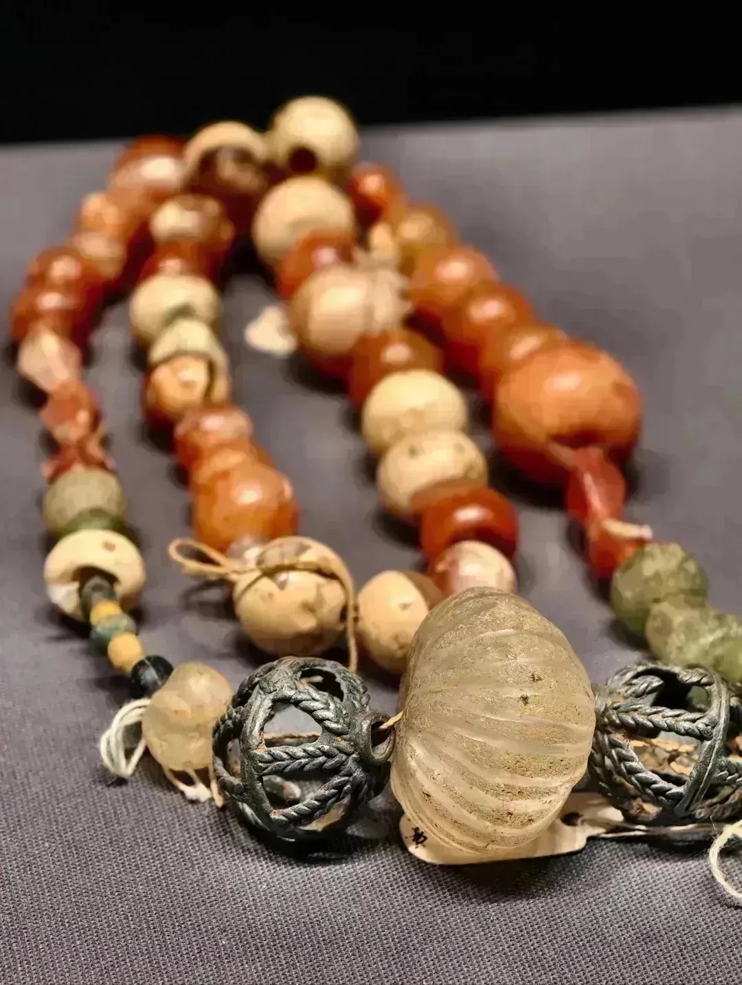 贵州省博物馆藏南北朝琥珀玛瑙水晶串珠_1