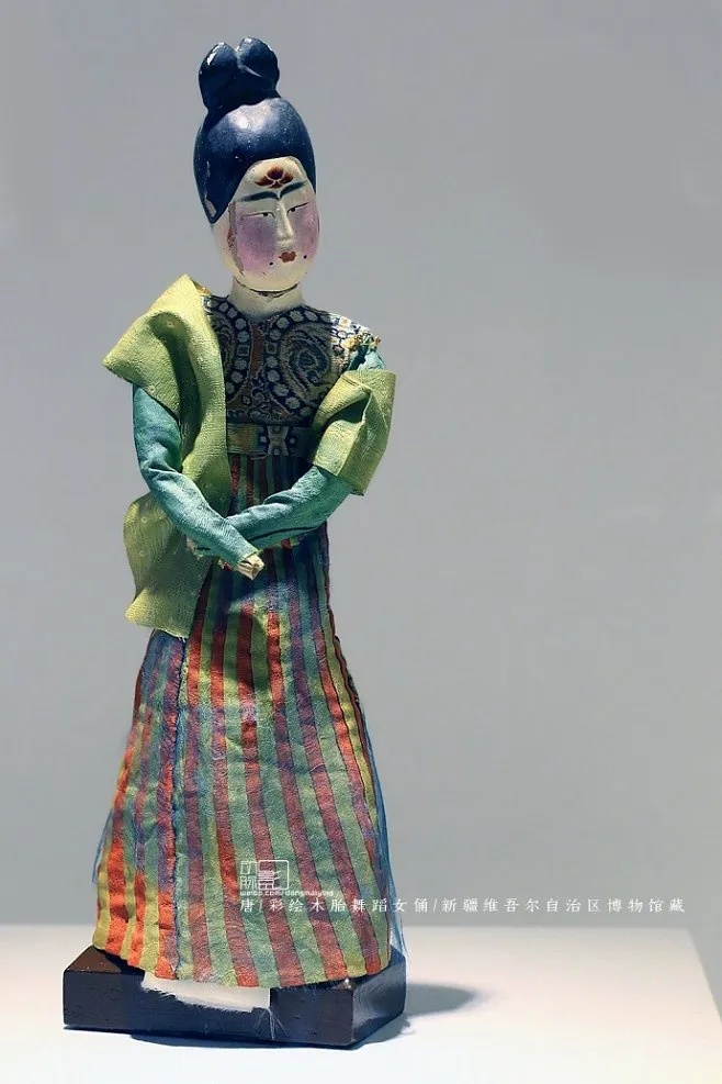 新疆博物馆唐代女舞木俑彩绘细节_1