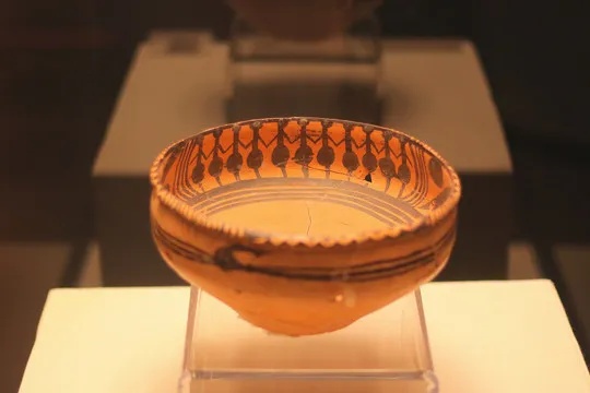 青海省博物馆舞蹈纹彩陶盆全景_1