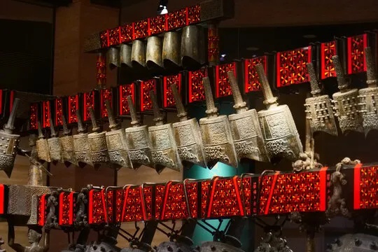 曾侯乙编钟在展厅中巍然悬挂呈现青铜庄严之美_1