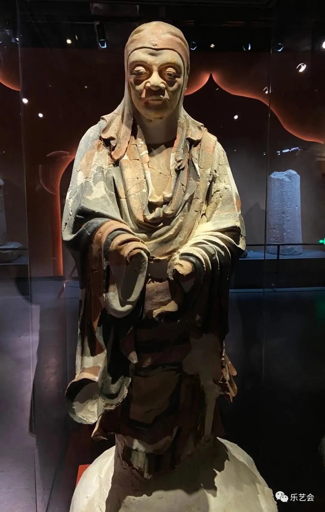 辽上京博物馆泥塑罗汉造像身披袈裟姿态生动_2