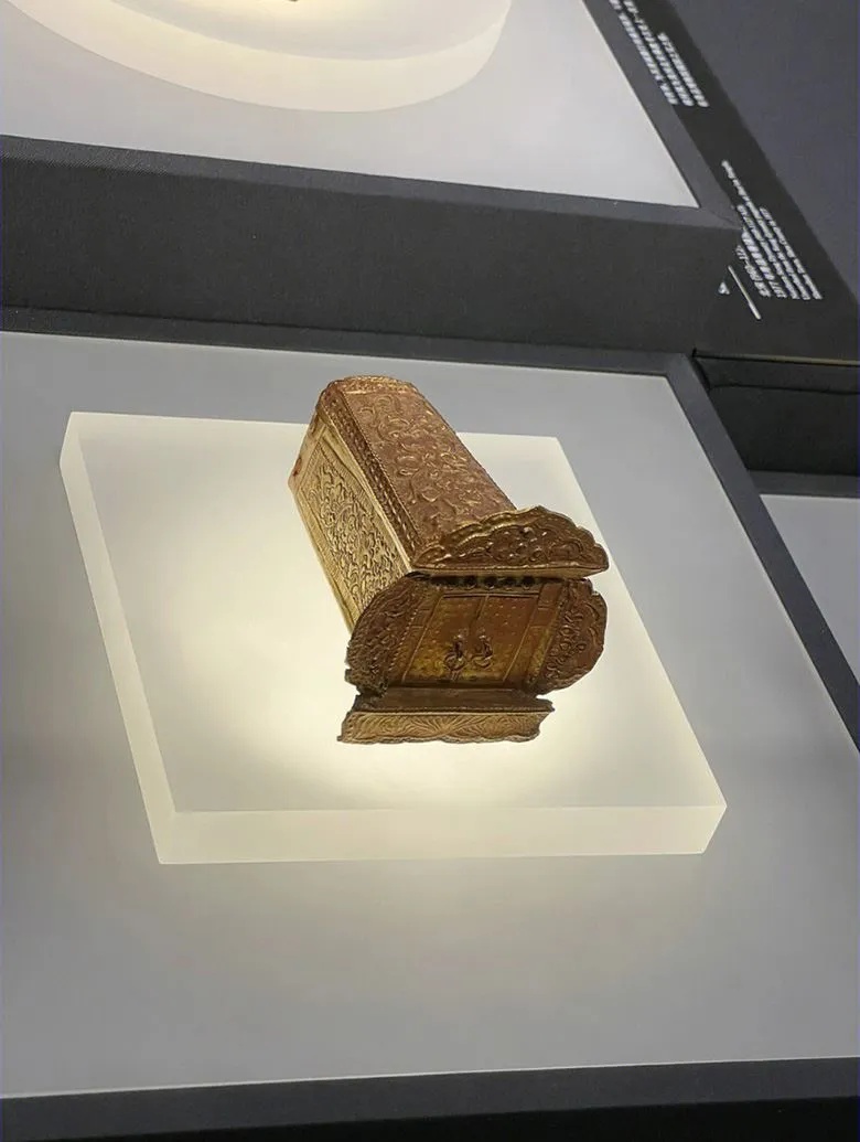 北宋重佛舍利缠枝牡丹纹金棺外观与纹饰细节_1