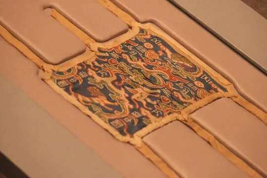 新疆博物馆藏五星出东方利中国织锦云气鸟兽纹样_1