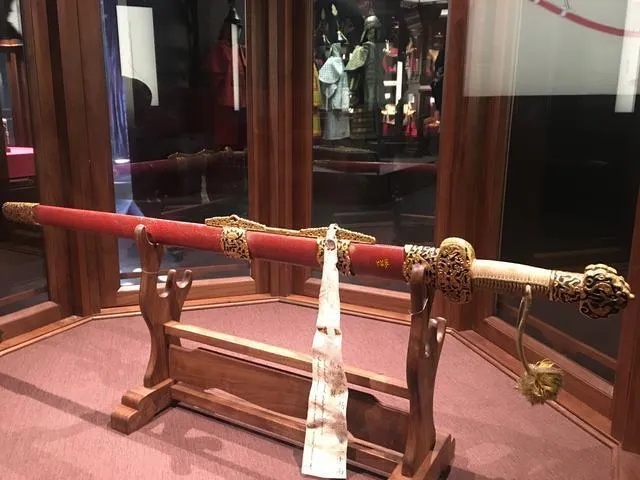 努尔哈赤御用剑铁质剑身与木质鲨鱼皮剑鞘细节_1