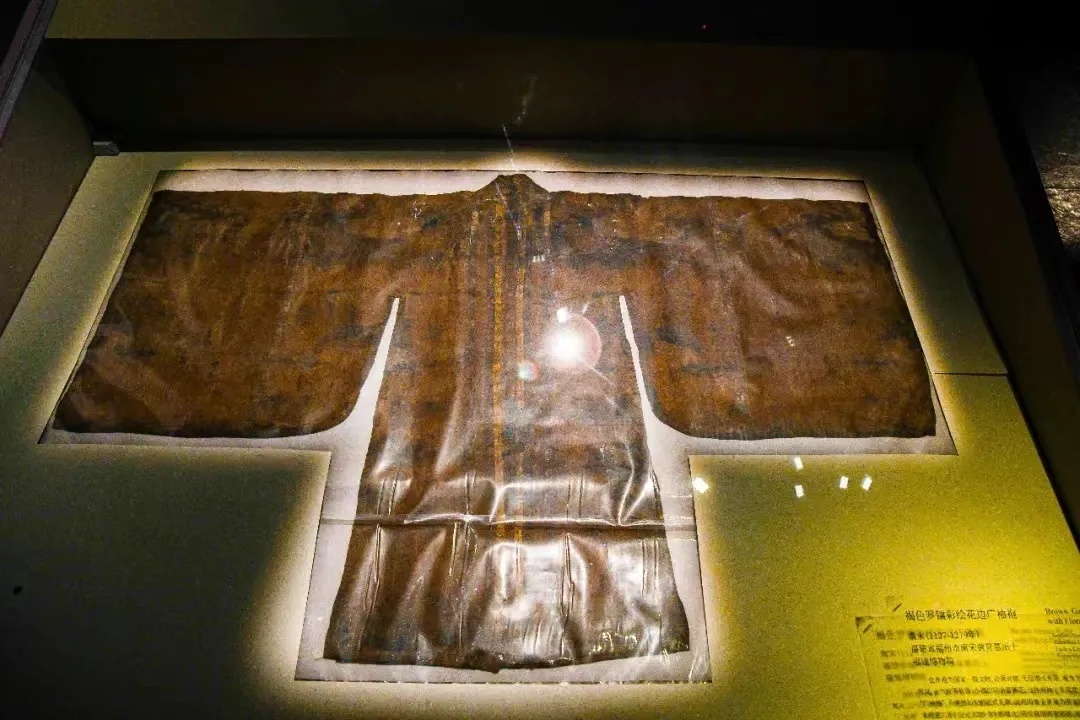 福建博物院藏南宋黄昇墓褐色罗镶彩绘花边广袖袍_1