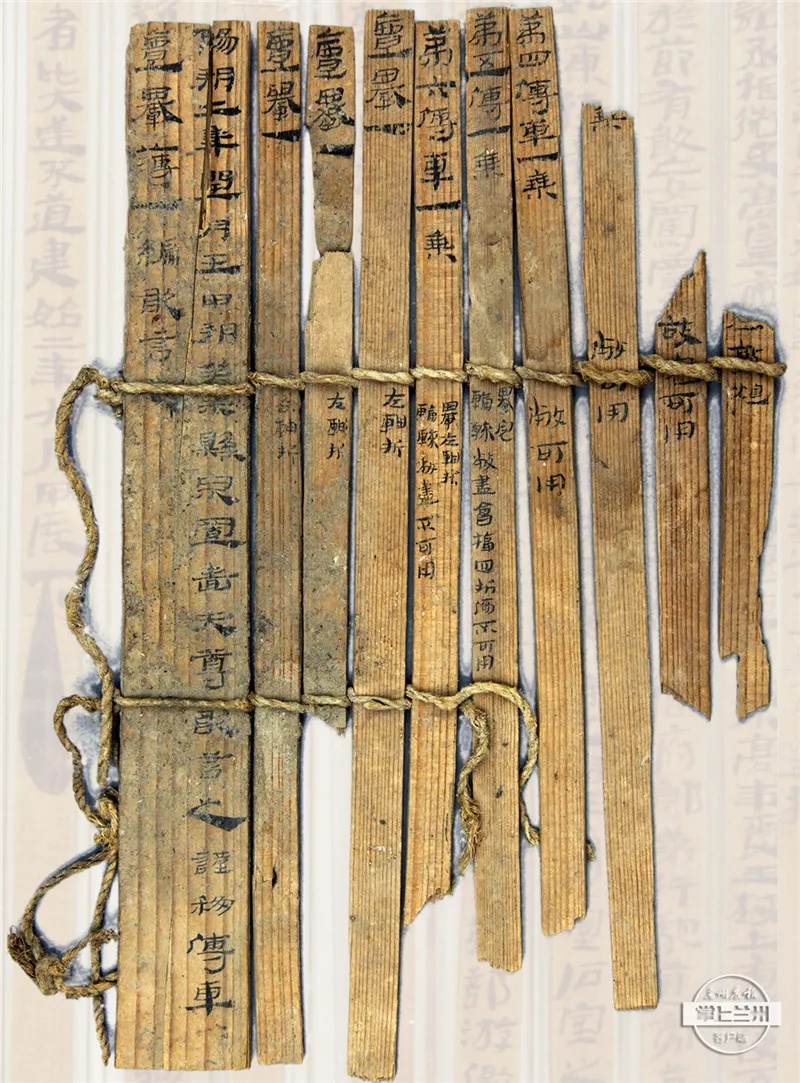 甘肃简牍博物馆藏过长罗侯费用簿西汉木简实物，18枚墨书竹简捆扎成册_1