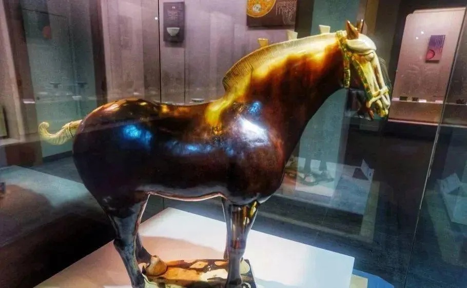 海南省博物馆镇馆之宝唐三彩马正面展示_1