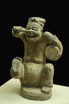 四川博物院汉代说唱俑呈现侧面动态_2