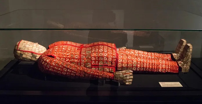 南越王博物院丝缕玉衣完整呈现头套与编缀细节_1