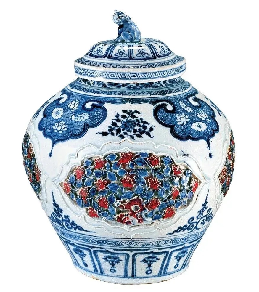 元代青花釉里红开光贴花盖罐全貌_1