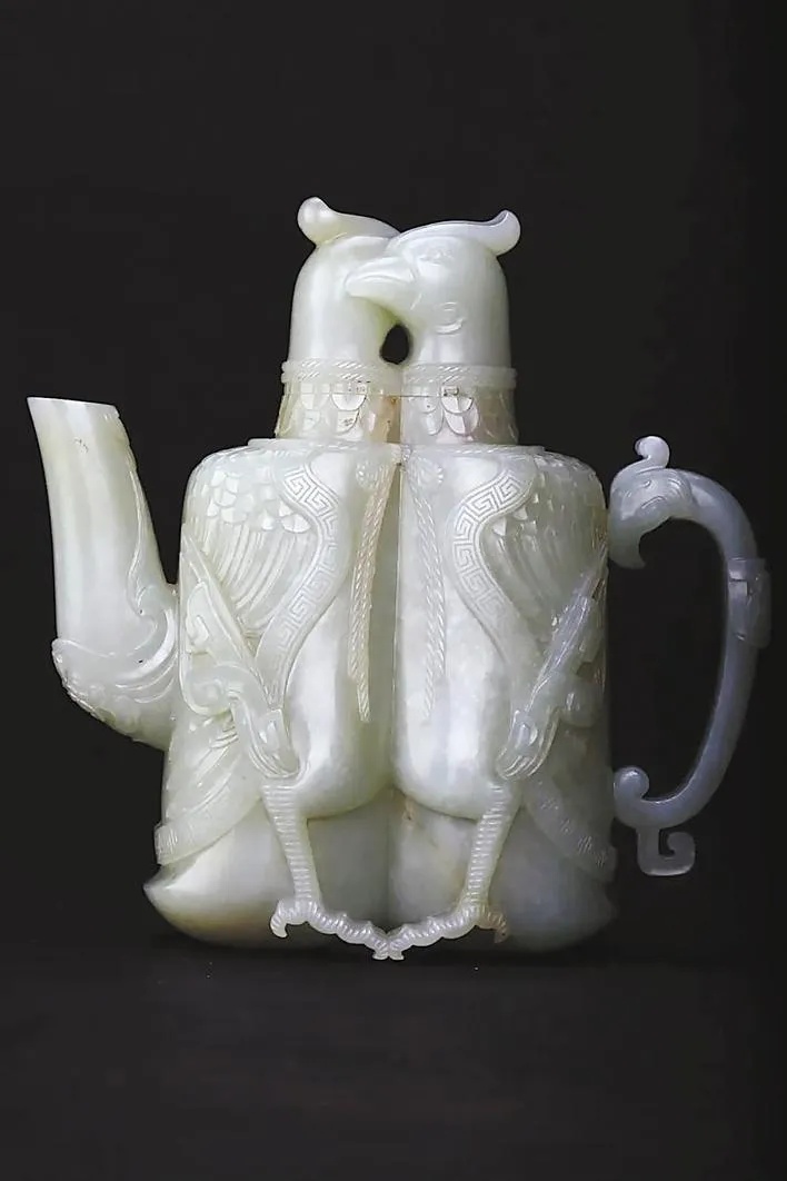 乾隆款青玉双凤交颈壶静立展柜中双凤首尾相衔玉质温润_1