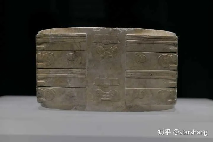 良渚玉琮王上的神人兽面纹饰细节_1