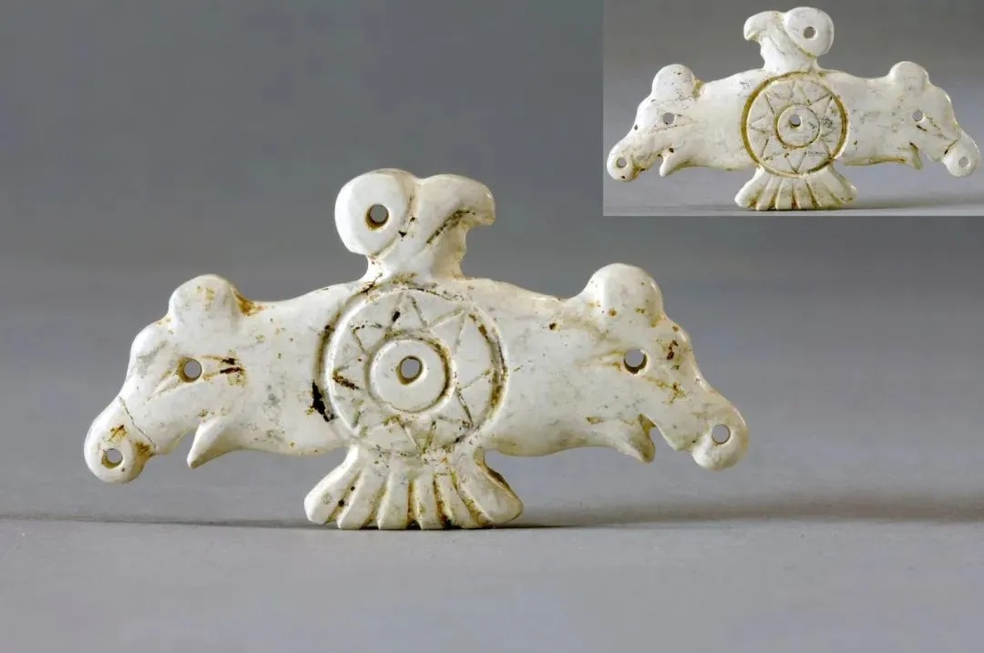 新石器时代玉鹰文物在展柜中呈现_1