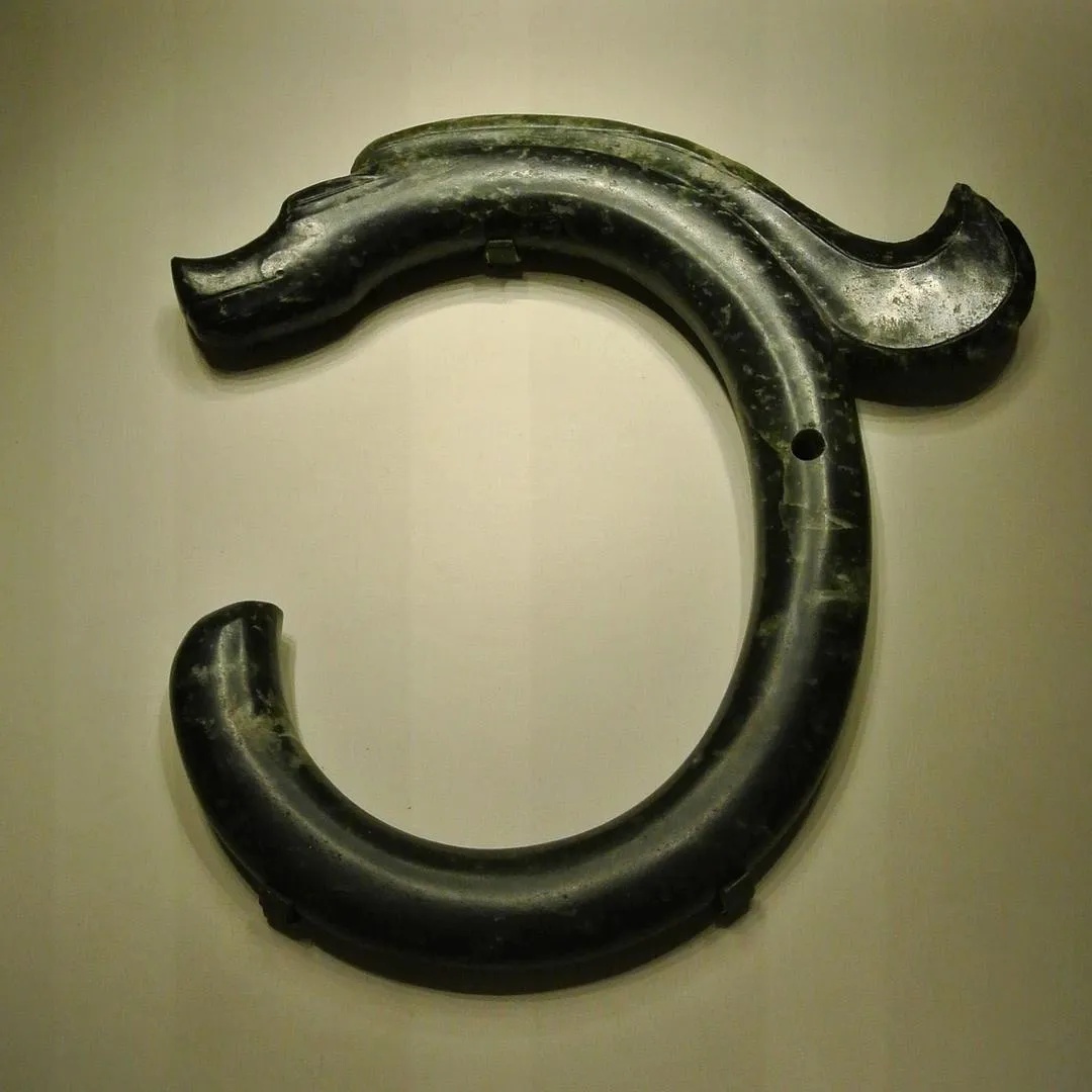 红山玉龙蜷曲如C形的墨绿色岫岩玉雕_1