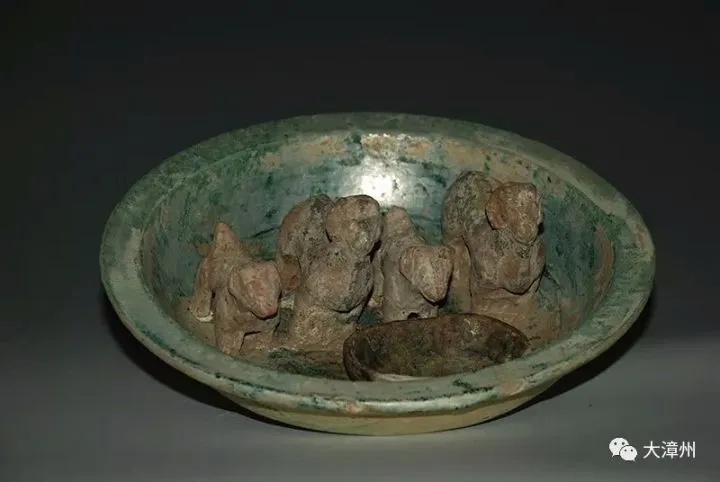 漳州市博物馆藏青铜时代黑色石钏文物全貌_1