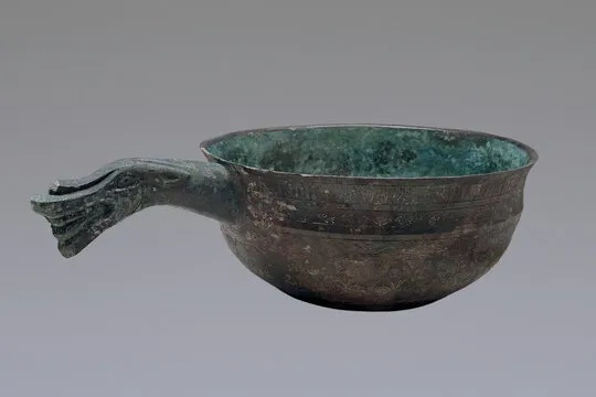 龙首羽纹铜魁正面展示青铜酒器的精美龙首与羽纹_1