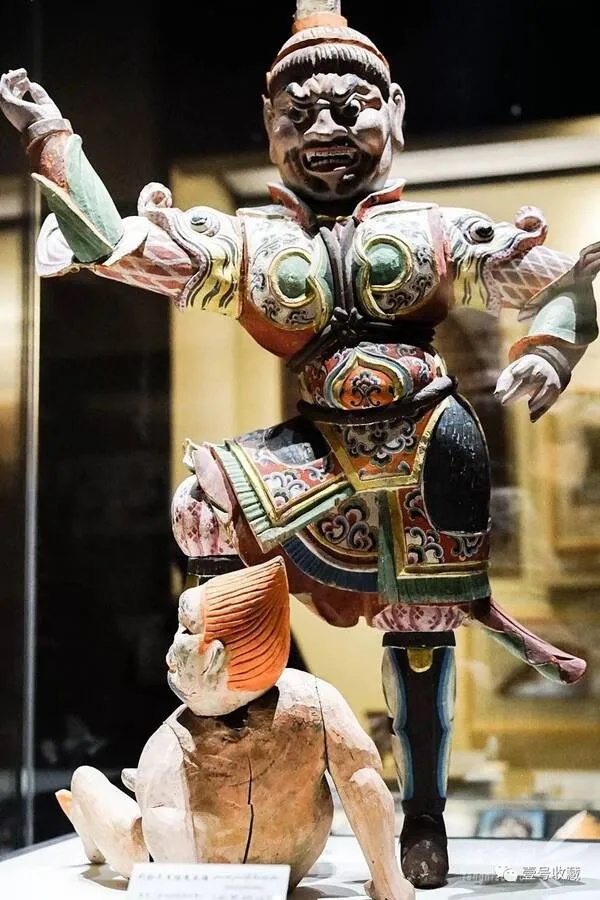 唐代彩绘天王木俑脚踩小鬼展艳丽胄甲细节_1