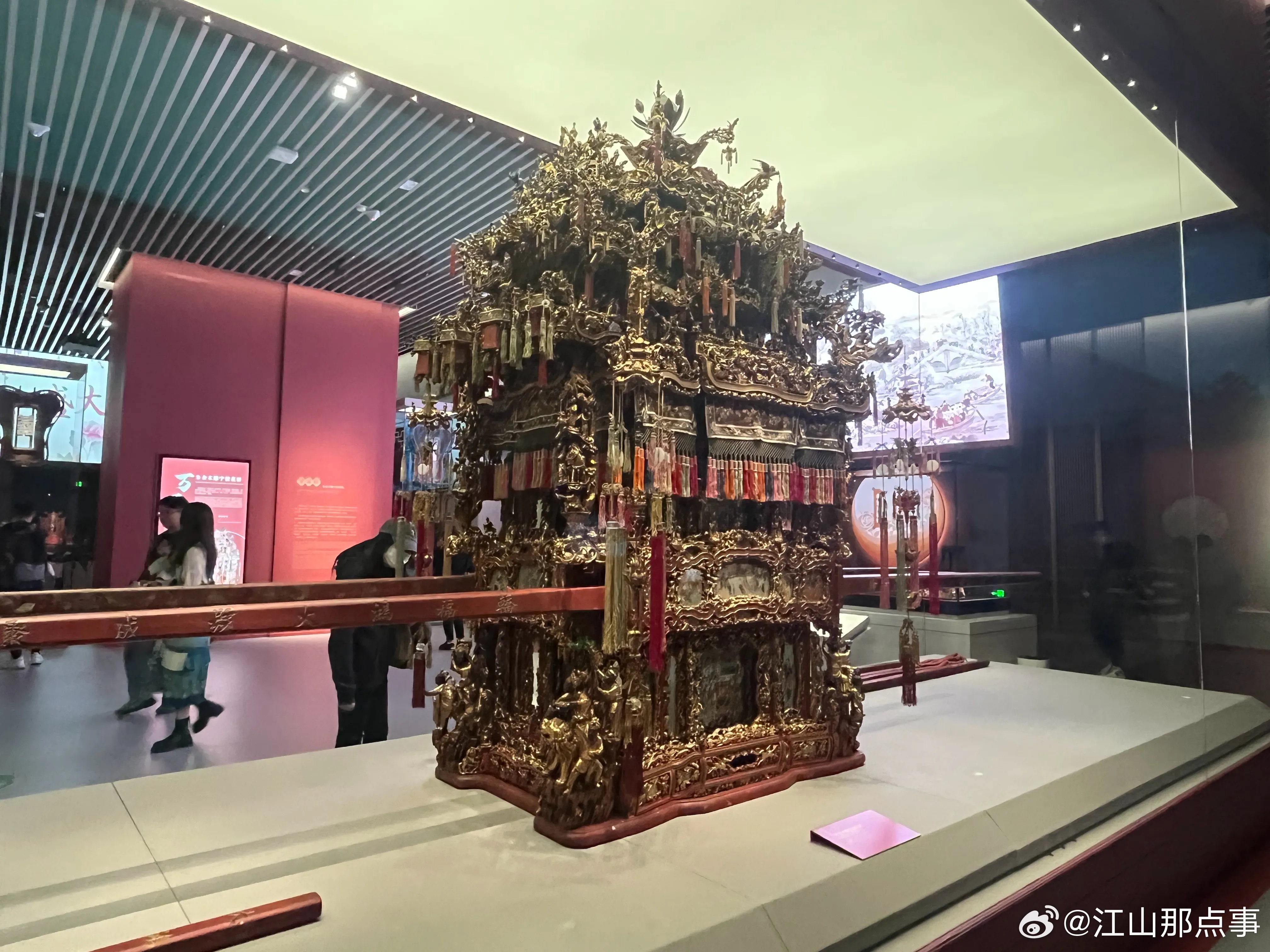 浙江省博物馆万工轿展现朱金漆木雕精美细节_1