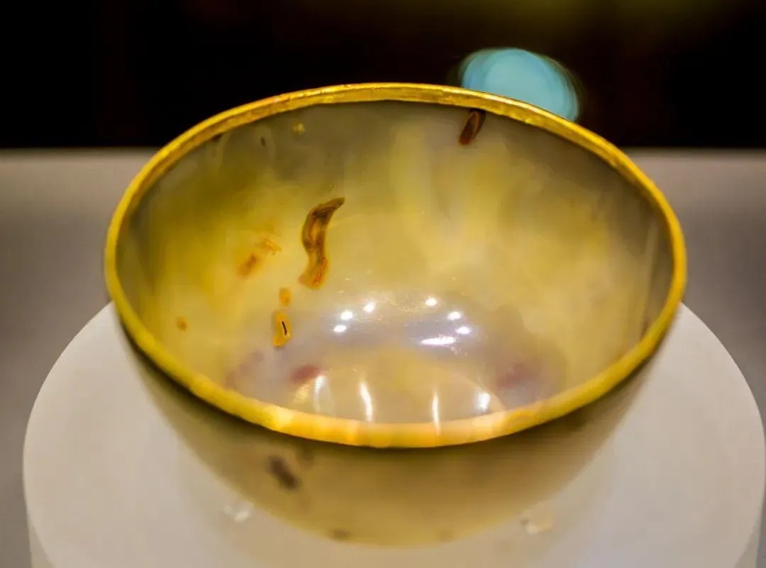 安徽博物院金扣玛瑙碗展现温润玛瑙与金边镶嵌细节_1